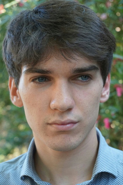 Luca Castellano como Lukas