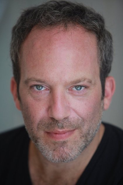 Mark Fleischmann como Frank