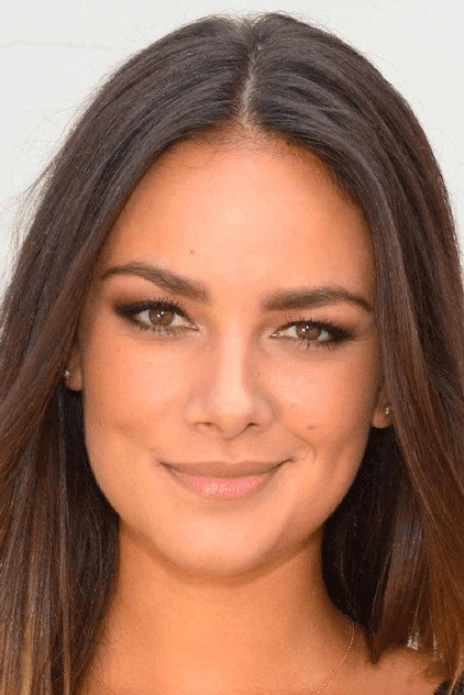 Janina Uhse como Rebecca