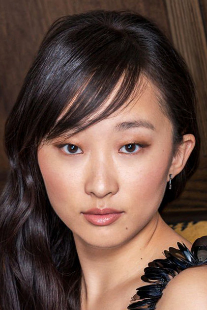 Ji-young Yoo como Sarah