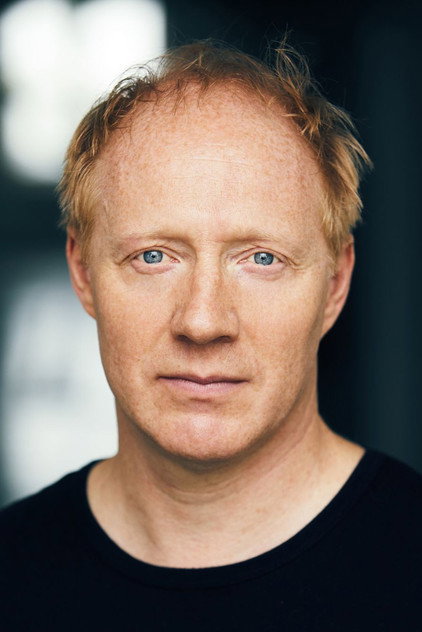 Simon Schwarz como Alexander Franz (voice)