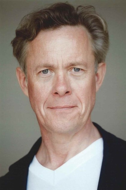 Alex Jennings como Sir Horace Wilson