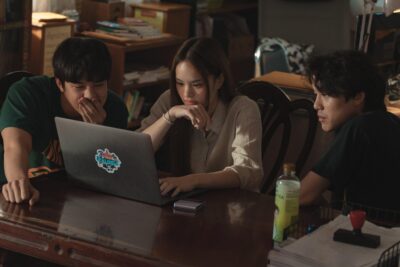 《绝庙骗局》（2024年）泰国系列剧在Netflix：三个年轻人开设了一家非常特殊的业务：一座佛教寺庙