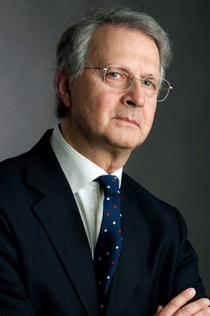 Mino Caprio como Giulio Sarpi