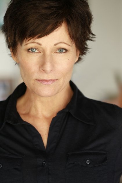 Cindy Hogan como Sue Warner