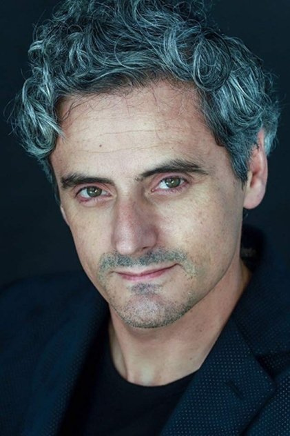 Israel Ruiz como Doctor Velasco