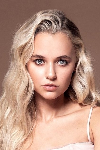 Madison Iseman como Amy