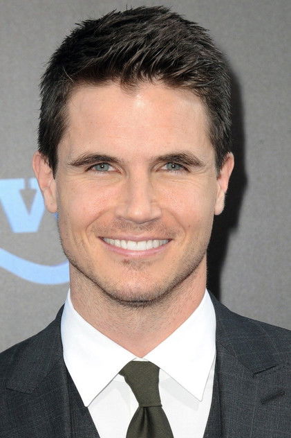 Robbie Amell como Evan