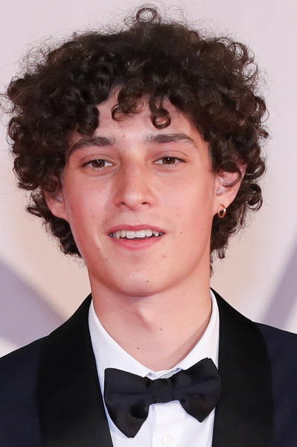 Filippo Scotti como Giulio