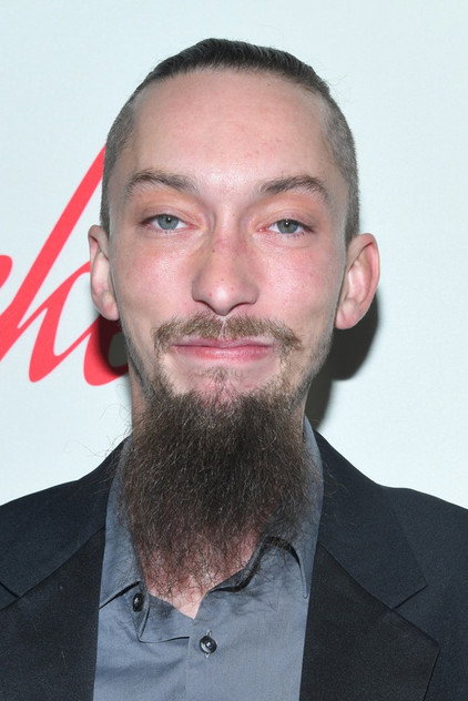 Ethan Darbone como Lonnie