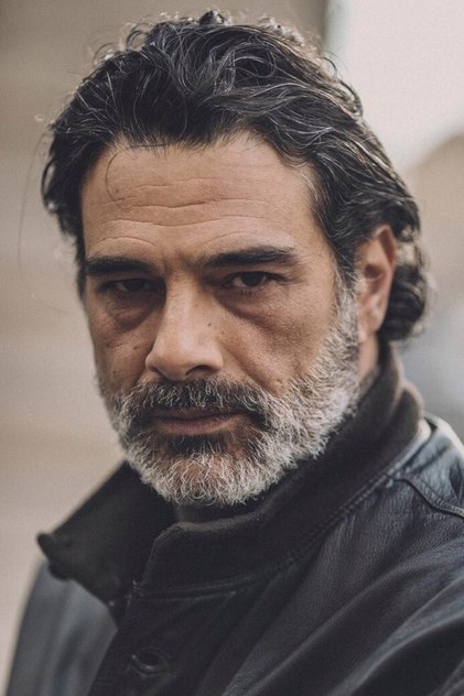 Marco Leonardi como Bernardo Fiore
