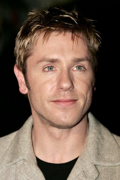 Ron Eldard como Officer Gore