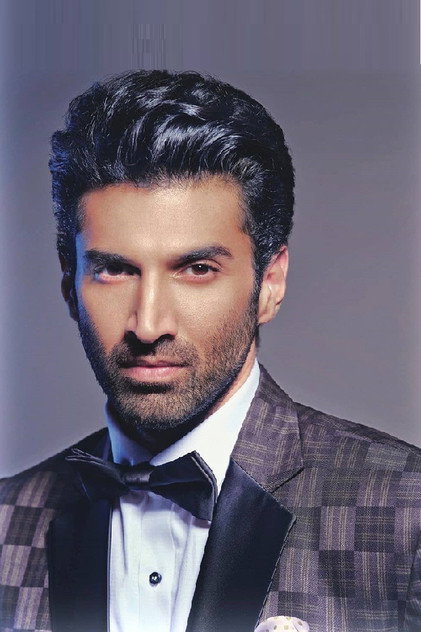 Aditya Roy Kapur como Dr. Akash Chauhan
