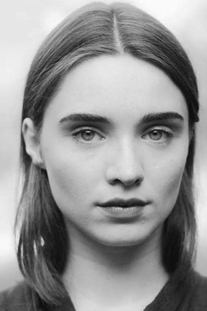 Wiktoria Filus como Young Laura