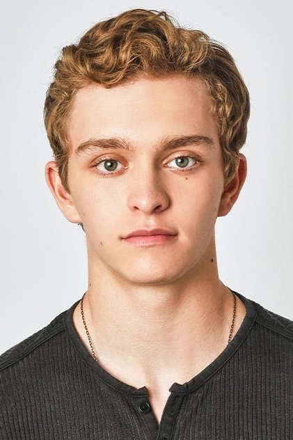 Gavin Lewis como Wyatt