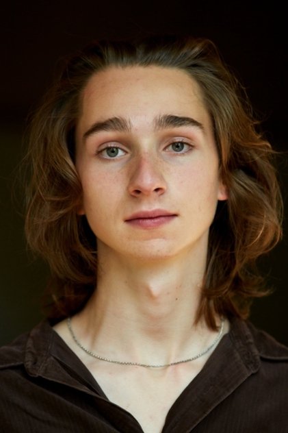 Adrian Greensmith como Hunter Sylvester
