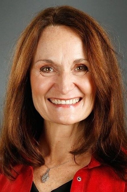Beth Grant como Sheriff Eloise Lund