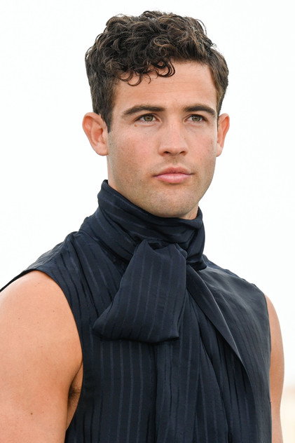 Jason Fernández as Young Jake