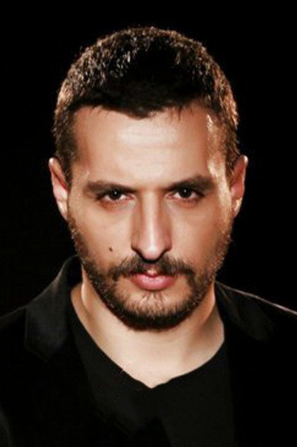 Latif Koru como Barmen