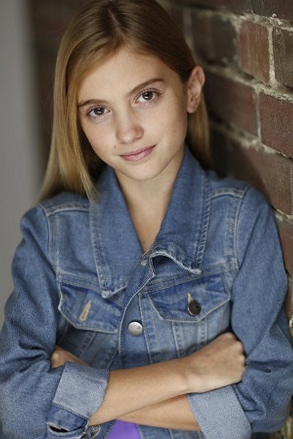 Madison Brydges como Daniela