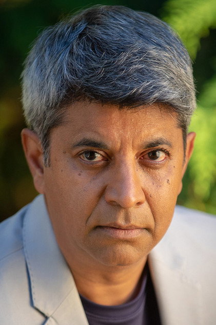 Dhirendra como Cecil Maphala