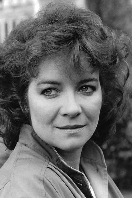 Clare Higgins como Julia