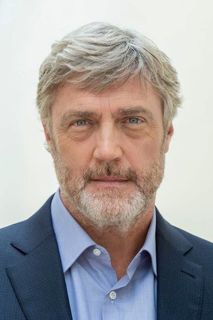 Vincent Regan como Dennis McCabe