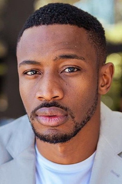 Lunga Shabalala dans le rôle de Sivu Levine