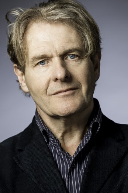 Robert Bathurst como Sir Nevile Henderson