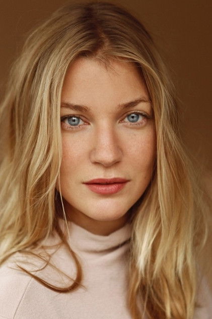 Mona Walravens como Lucia
