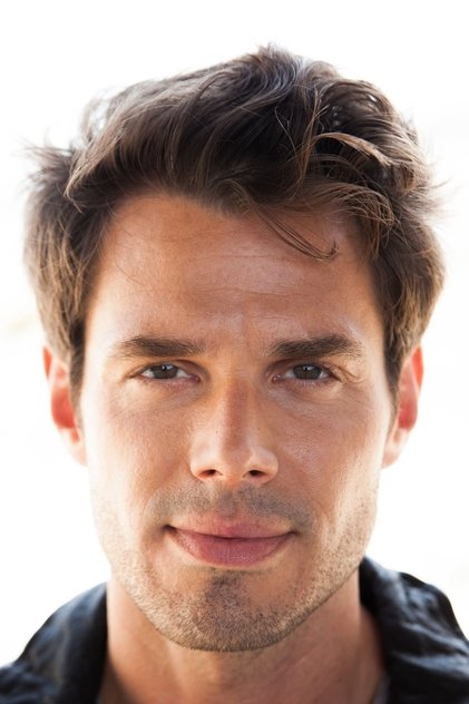 Josh Casaubon como Sean Barnes