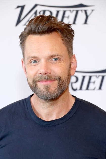 Joel McHale como Jeff