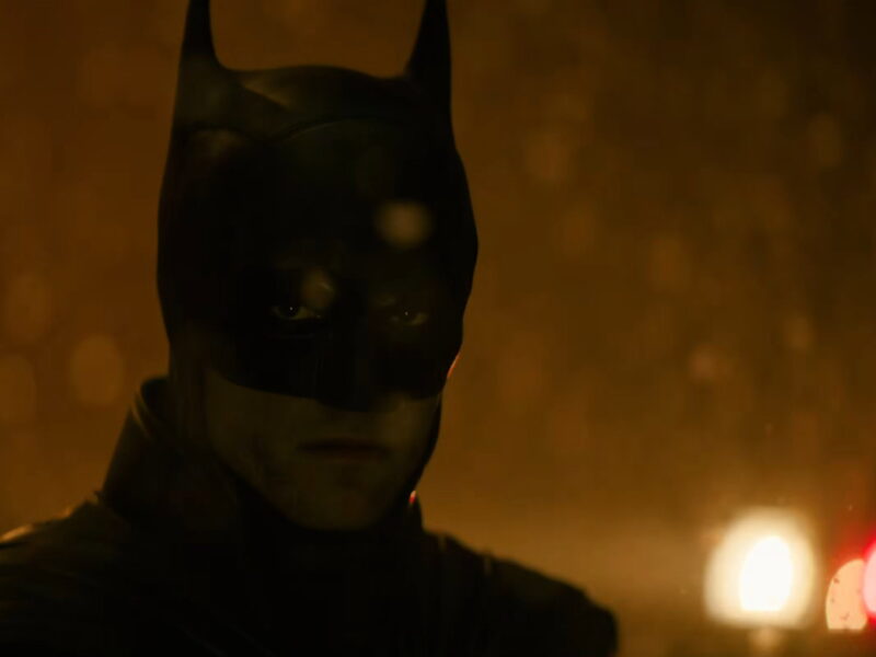 バットマン姿のロバート・パティンソン初公開:マット・リーヴスが『ザ・バットマン Part II』の再延期をイベントに変える