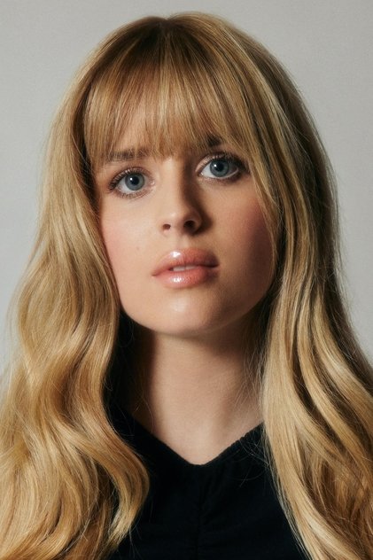 Lulu Wilson como Becky