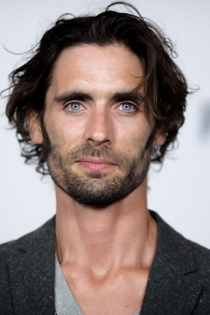 Tyson Ritter como Tyler