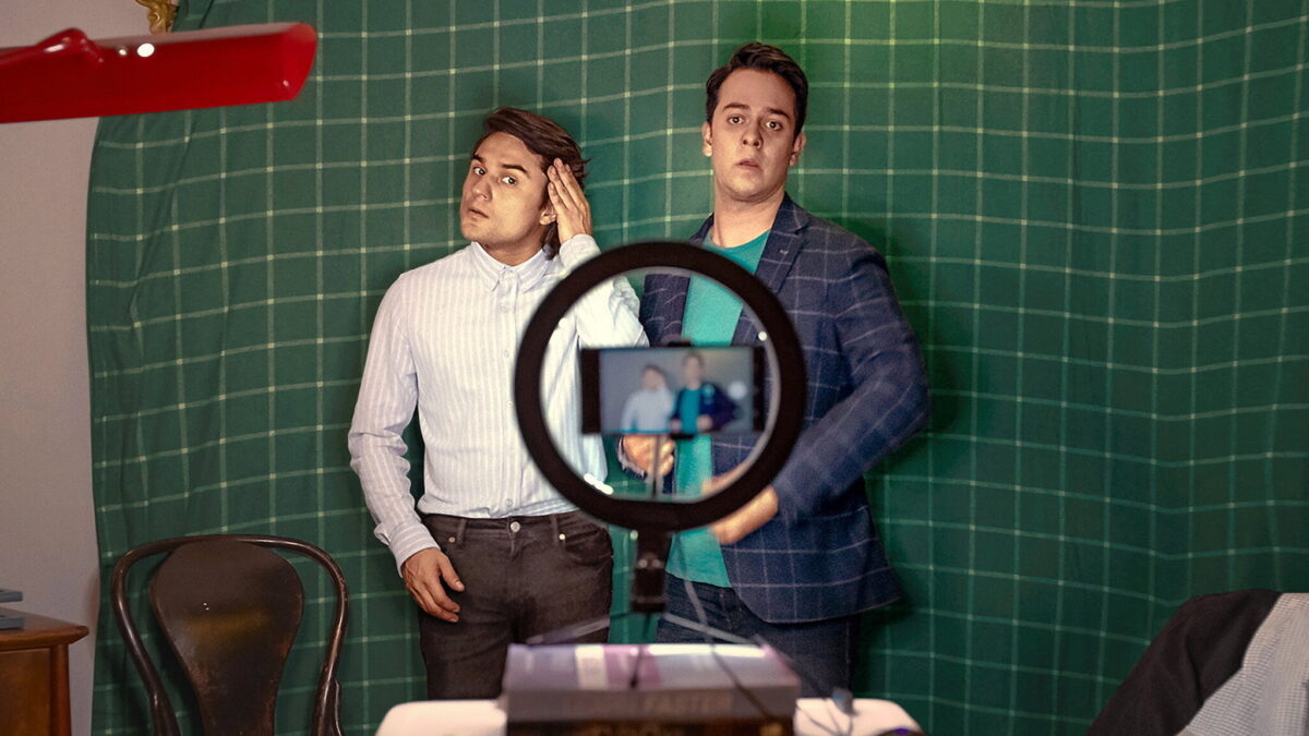 Bankrolled: comedia que no logra bancar su propia idea