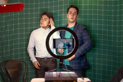 Bankrolled: comedia que no logra bancar su propia idea