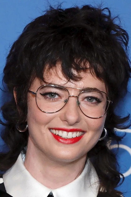 Sarah Sherman dans le rôle de Kris' Agent