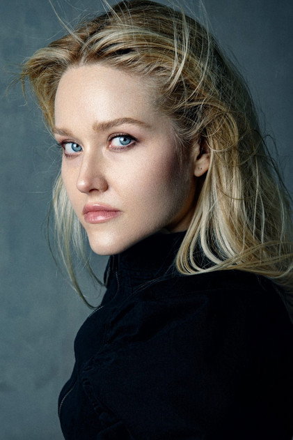 Kasia Pilewicz como Harper