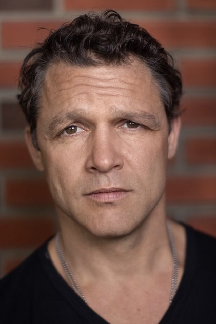 Anthony Molinari como Merc
