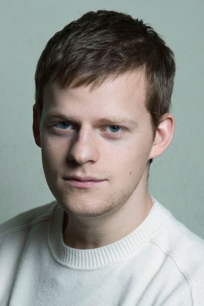 Lucas Hedges como Tyler Hughes