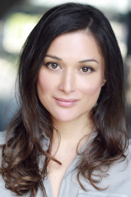 Daphne Alexander como Thalia Symons