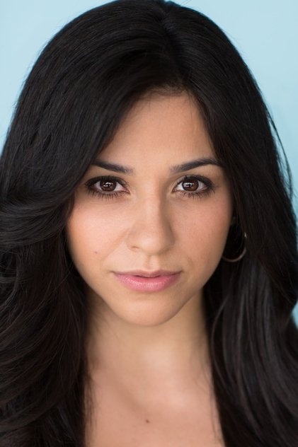 Noemi Gonzalez como Clara