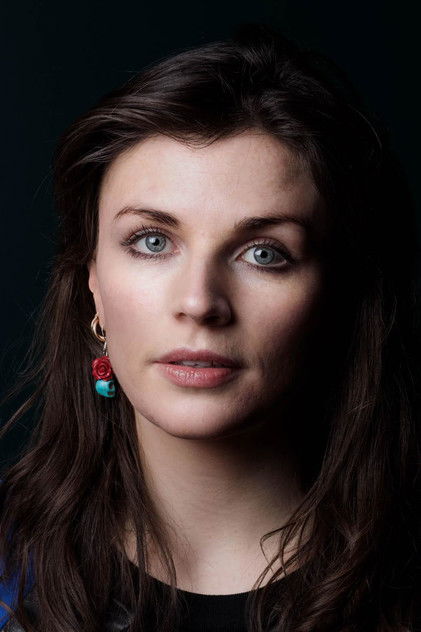 Aisling Bea como Rebecca