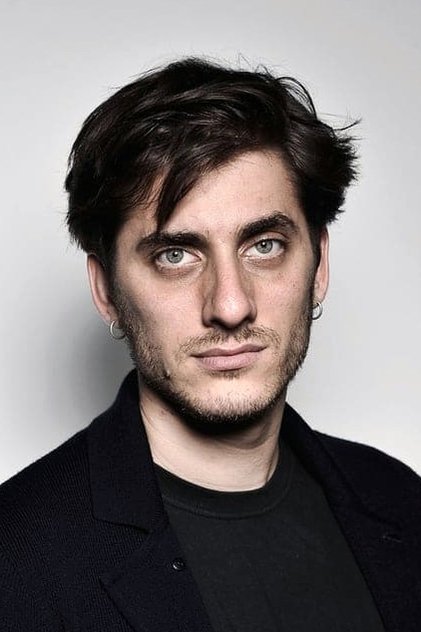 Luca Marinelli como Martin Eden