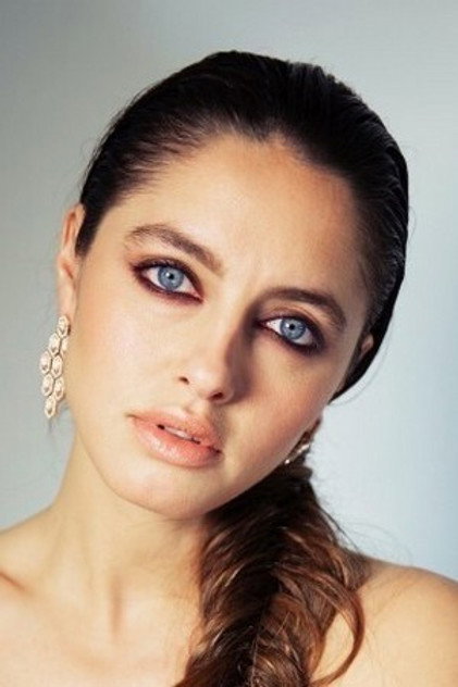 Matilde Gioli como Giulia