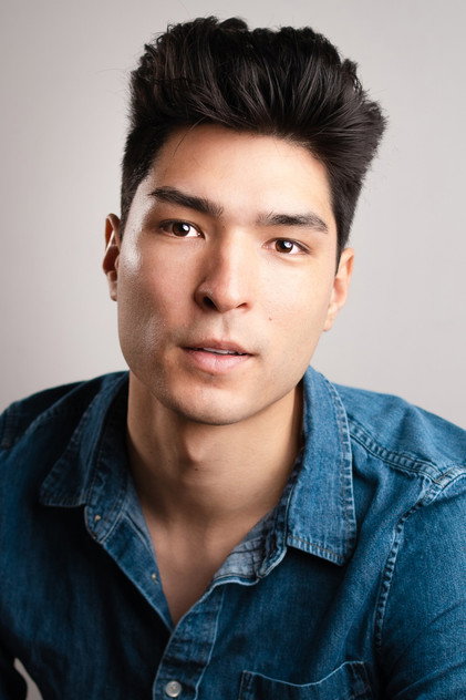 Andrew Grace como Asier
