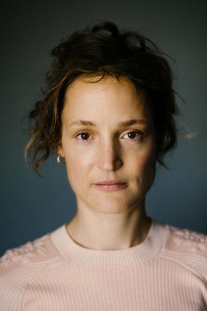 Vicky Krieps como Prisca