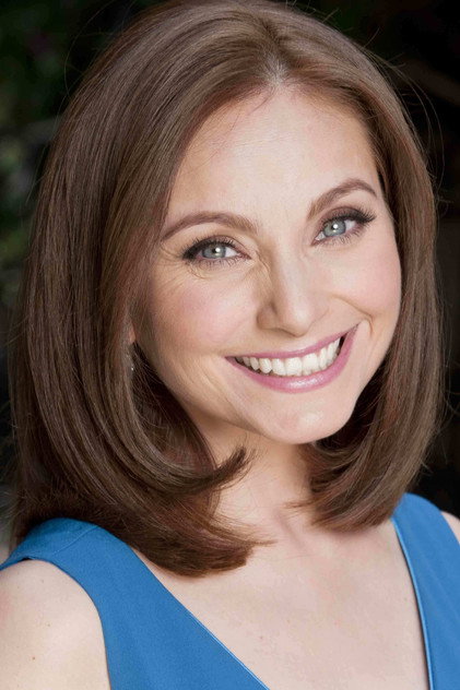 Elizabeth Álvarez as Self - Guest Judge