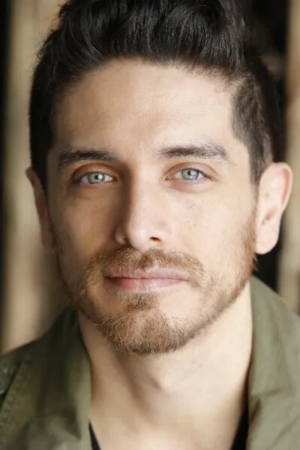 Josh Keaton dans le rôle de Axle (voice)